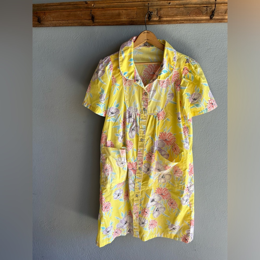 Vintage house dress, size small, yellow florals - Picture 2 of 9